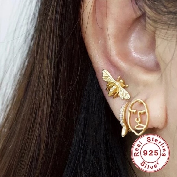 18k Gold Honey Bee Stud Earrings 🐝 - Picture 2 of 2